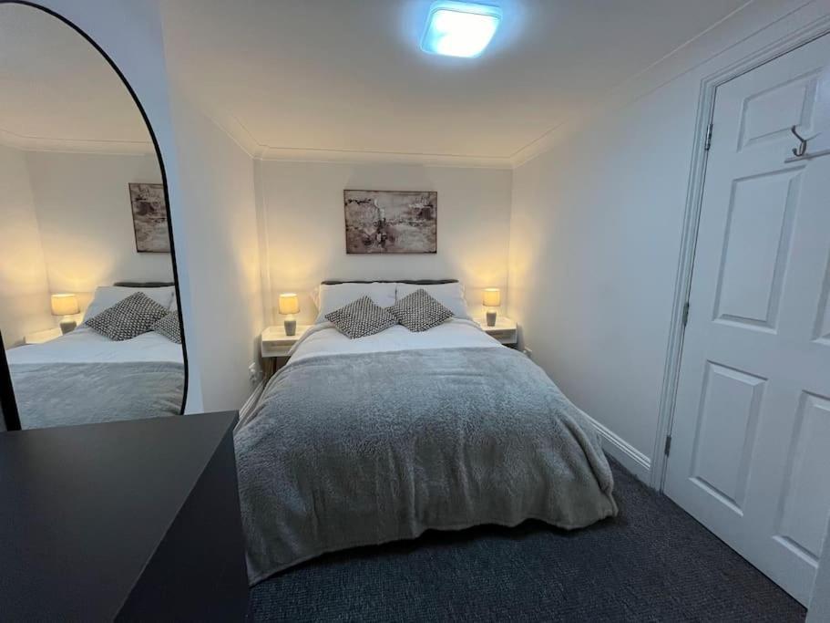 Апартаменты Modern & Stylish Haven In Heart Of Лондон Экстерьер фото