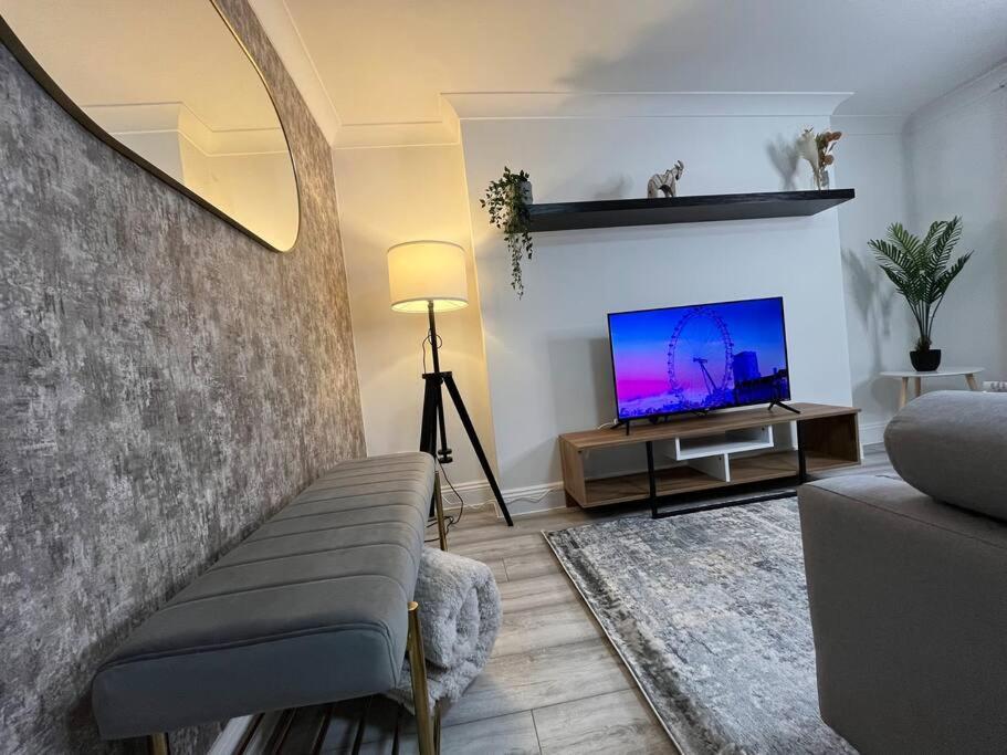 Апартаменты Modern & Stylish Haven In Heart Of Лондон Экстерьер фото
