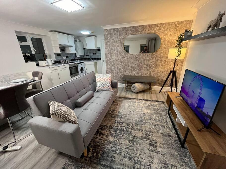 Апартаменты Modern & Stylish Haven In Heart Of Лондон Экстерьер фото